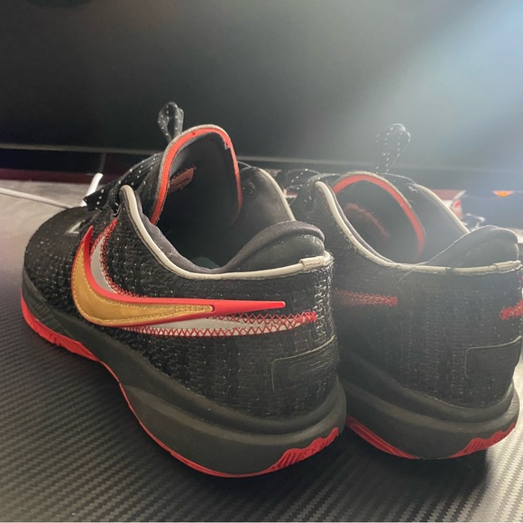 Lebron 20 150$ Size 9 - Picture 4 of 4